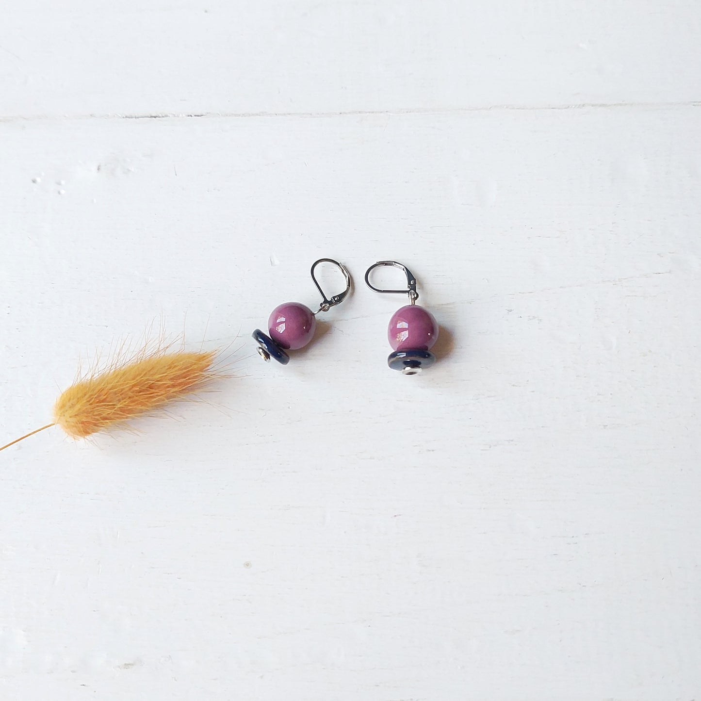 Orecchini Madame pendenti in ceramica bianca e rossa, in cinque varianti colori.