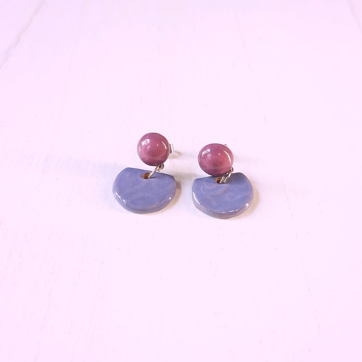 Orecchini pendenti in ceramica rossa bombata e ceramica bianca, in cinque varianti colore.