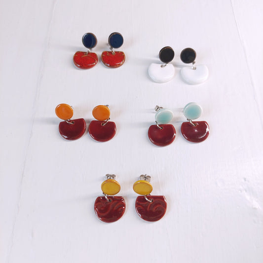 Orecchini Mezza Luna piccoli in ceramica bordeaux e celeste