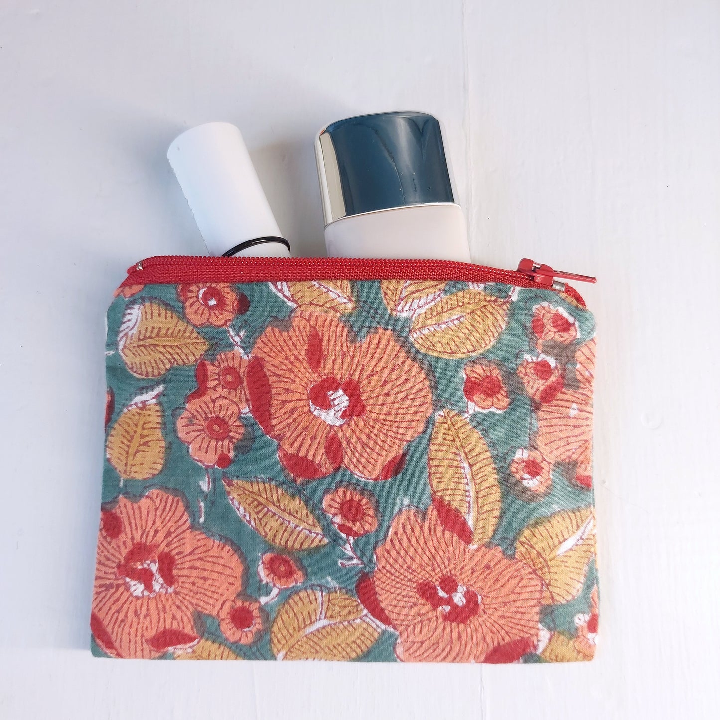 Pochette in cotone verde e rossa con decorazione floreale, foderata.