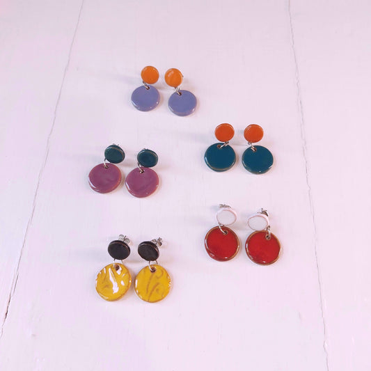 Orecchini Piccoli Mondi pendenti in ceramica rossa e bianca, in cinque varianti colori