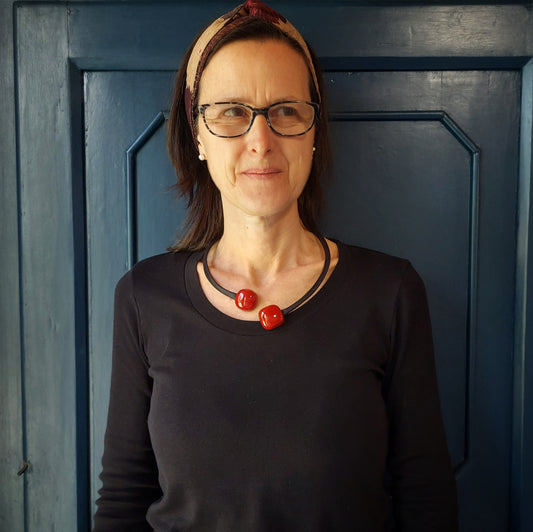 Collana girocollo rigido da donna con perle rosse in ceramica e tessuto