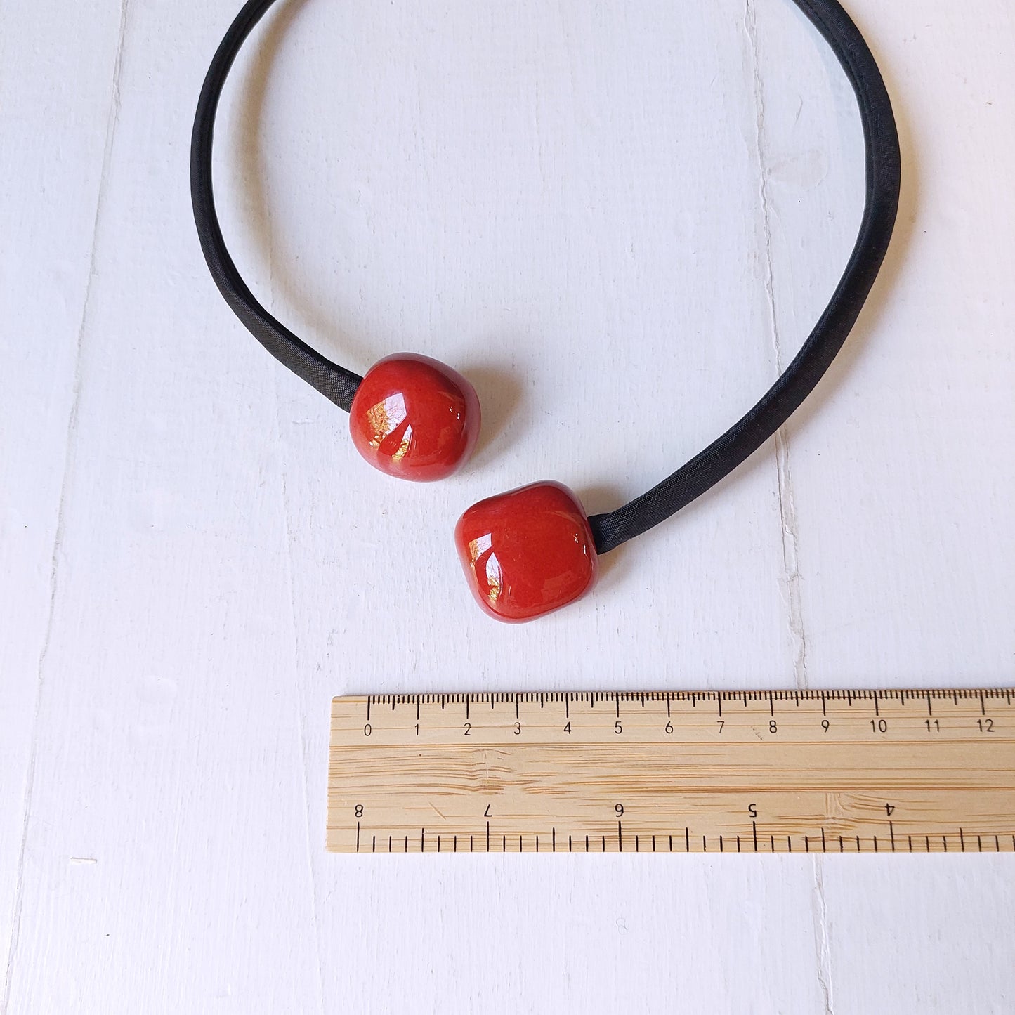 Collana girocollo rigido da donna con perle rosse in ceramica e tessuto