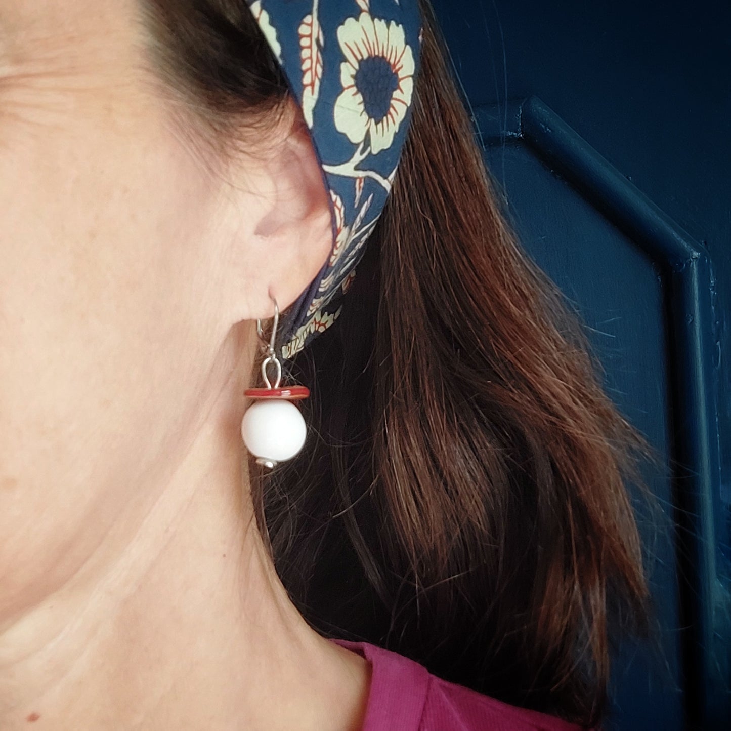 Orecchini Madame pendenti in ceramica bianca e rossa, in cinque varianti colori.