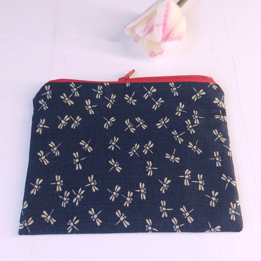 Pochette Libellule con tessuto in cotone blu, foderata in due varianti colore.