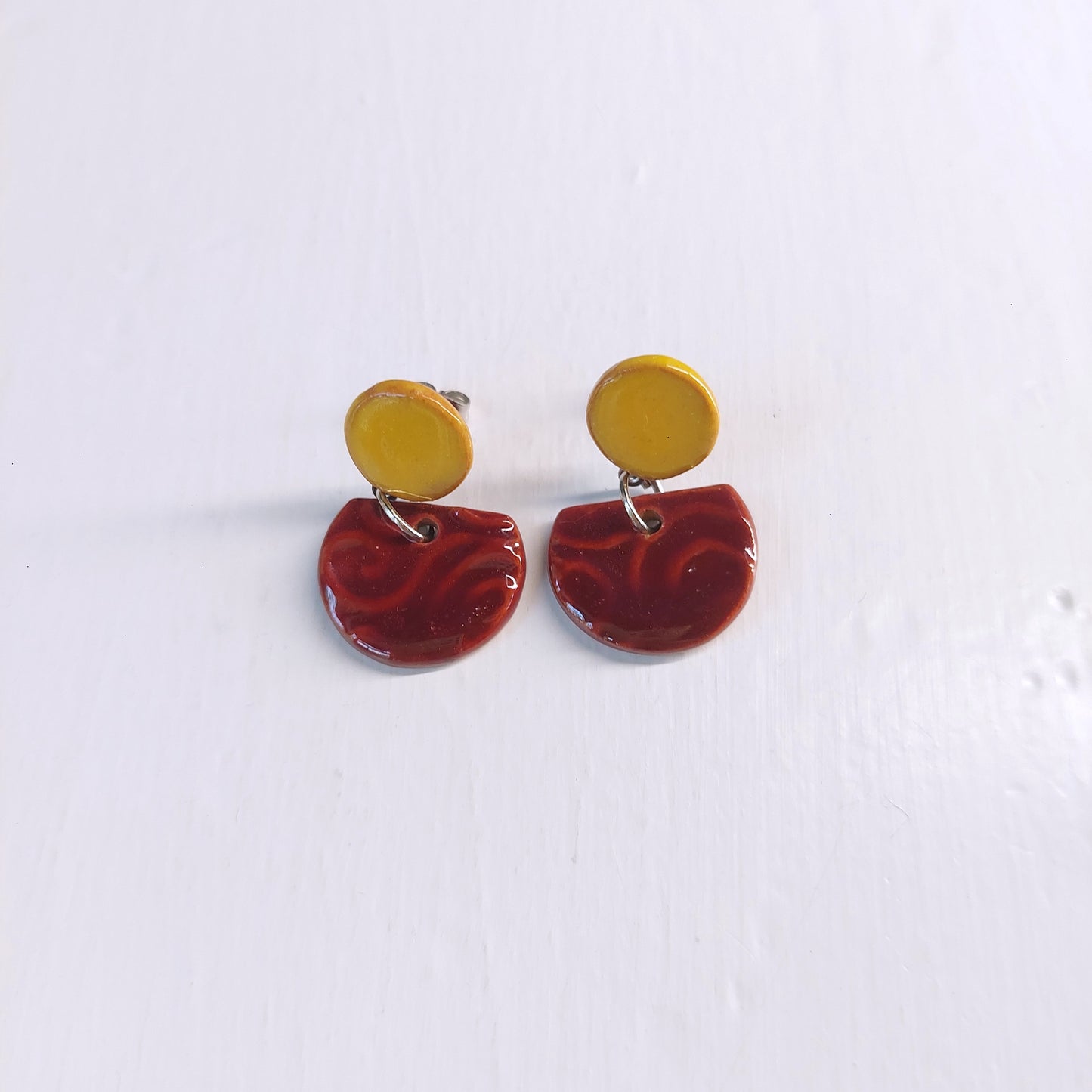 Orecchini Mezza Luna piccoli in ceramica bordeaux e celeste