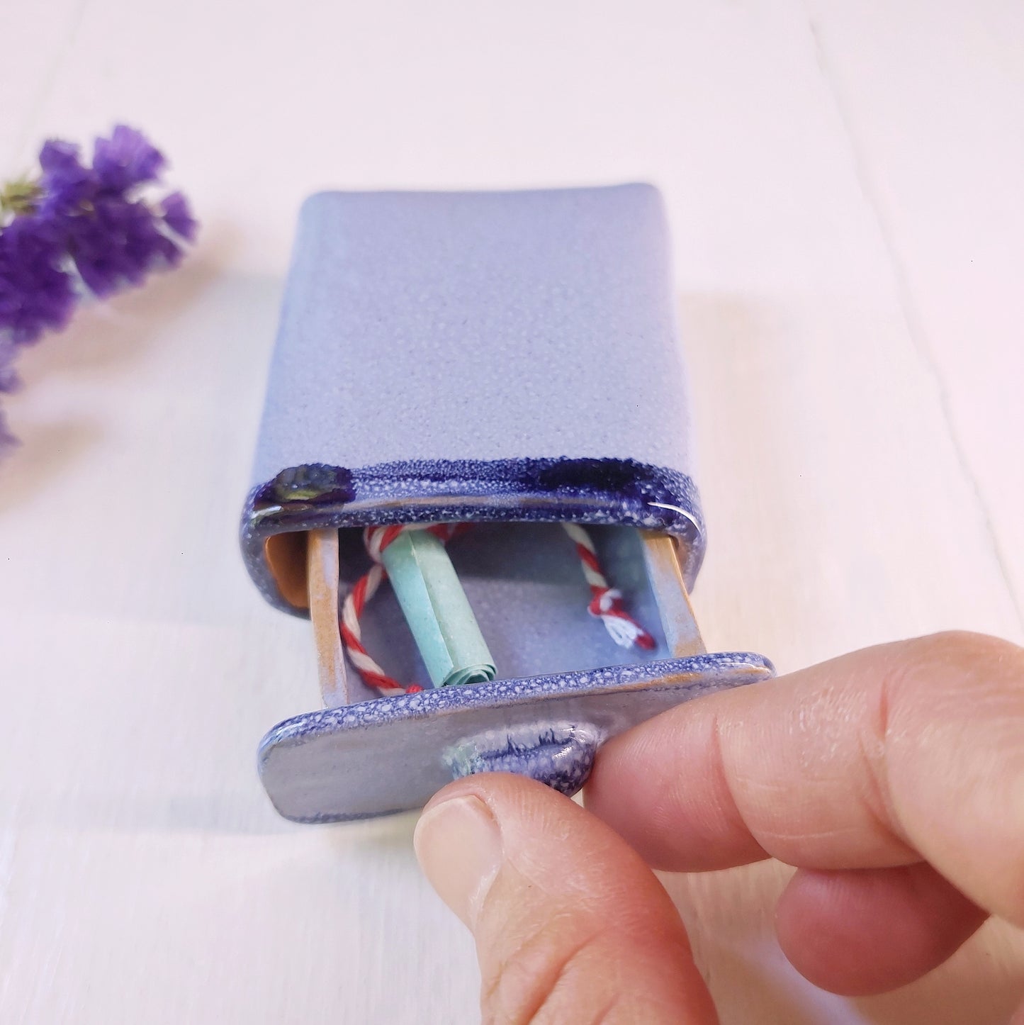 "Il Sogno nel cassetto" ceramica azzurra e blu, con foglio arrotolato in carta, formato medio.