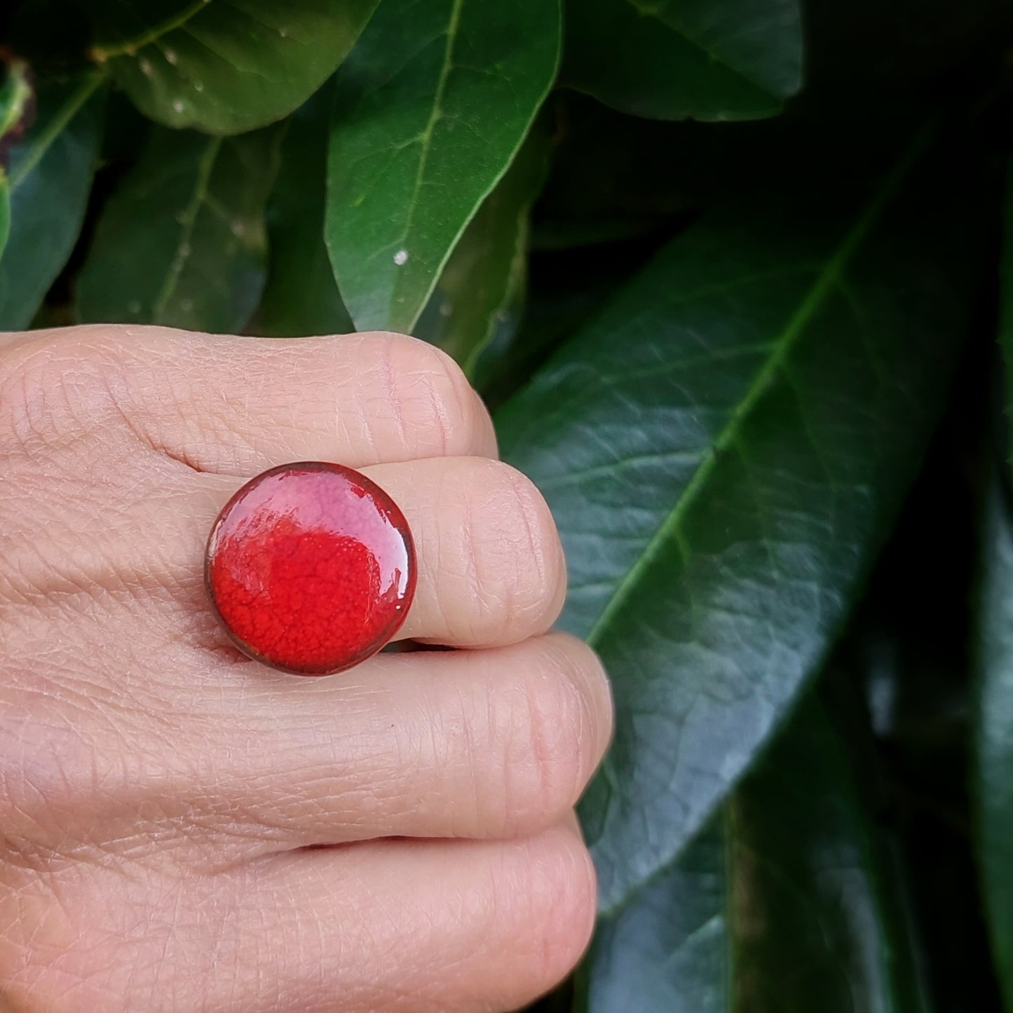 Anello da donna rosso in ceramica piatto