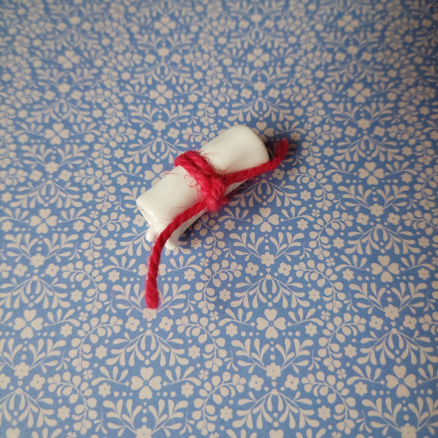 Sogno nel cassetto in ceramica azzurra, con foglio in ceramica bianco latte. Misura media.