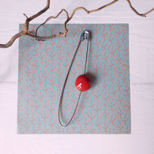 Spilla rossa Maxi con perla in ceramica e accessori in metallo