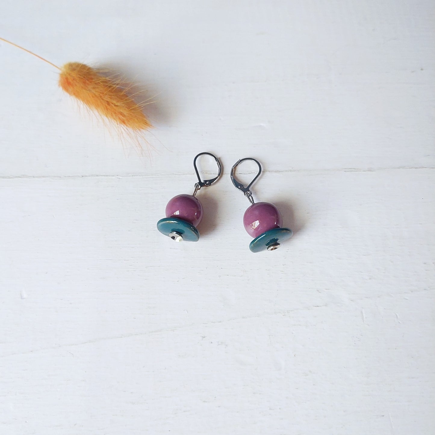 Orecchini Madame pendenti in ceramica bianca e rossa, in cinque varianti colori.