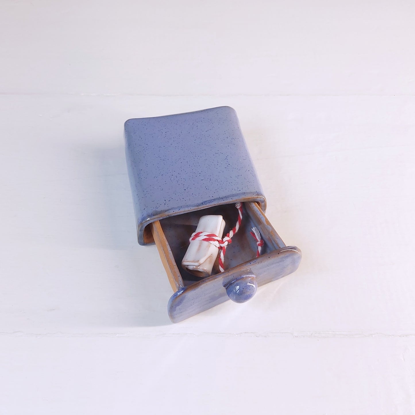 Sogno nel cassetto in ceramica azzurra e blu, con foglio in ceramica. Misura medio.