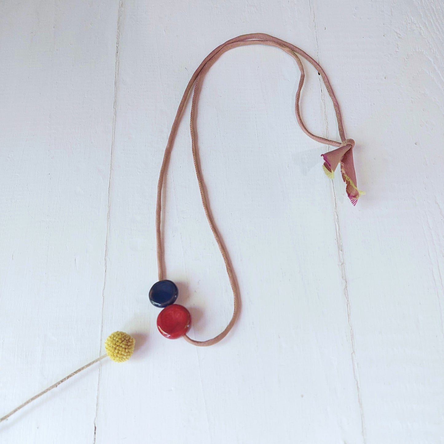 Collana da donna con perle rossa e blu in ceramica e laccio in seta.