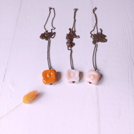 Collana Sesamo con perla in ceramica rosa e catena in metallo