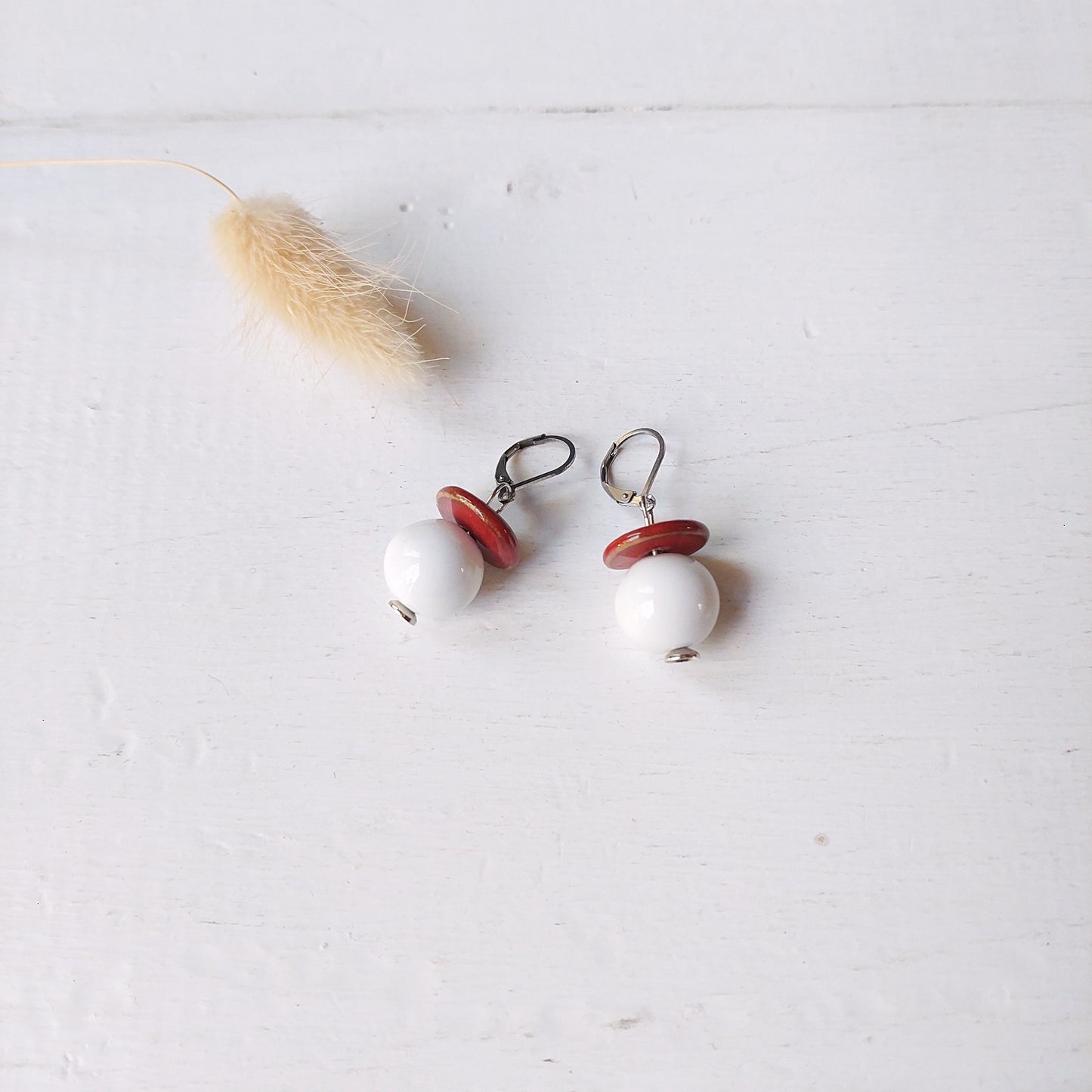 Orecchini Madame pendenti in ceramica bianca e rossa, in cinque varianti colori.
