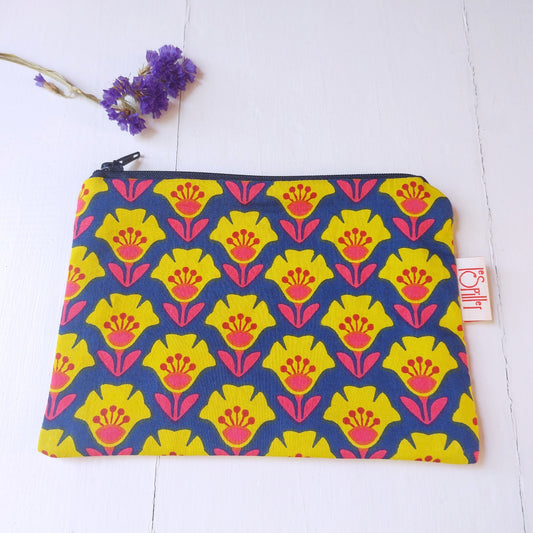 Pochette in cotone con fantasia floreale foderata.