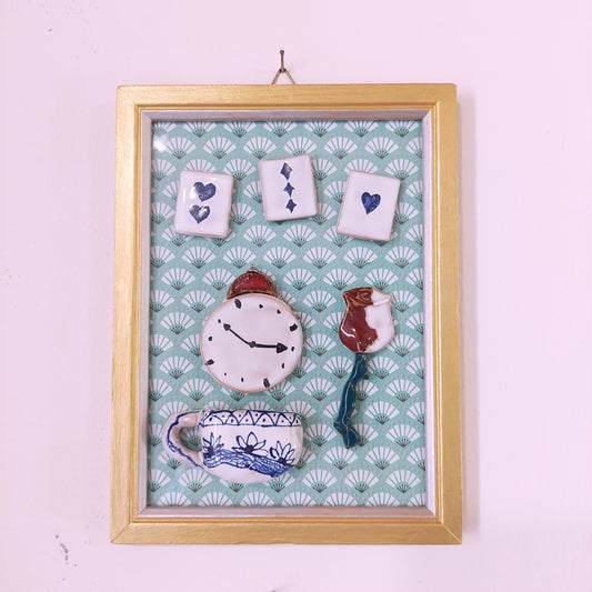 Quadro con ceramiche ispirate ad Alice nel Paese delle Meraviglie e cornice in legno. Grande