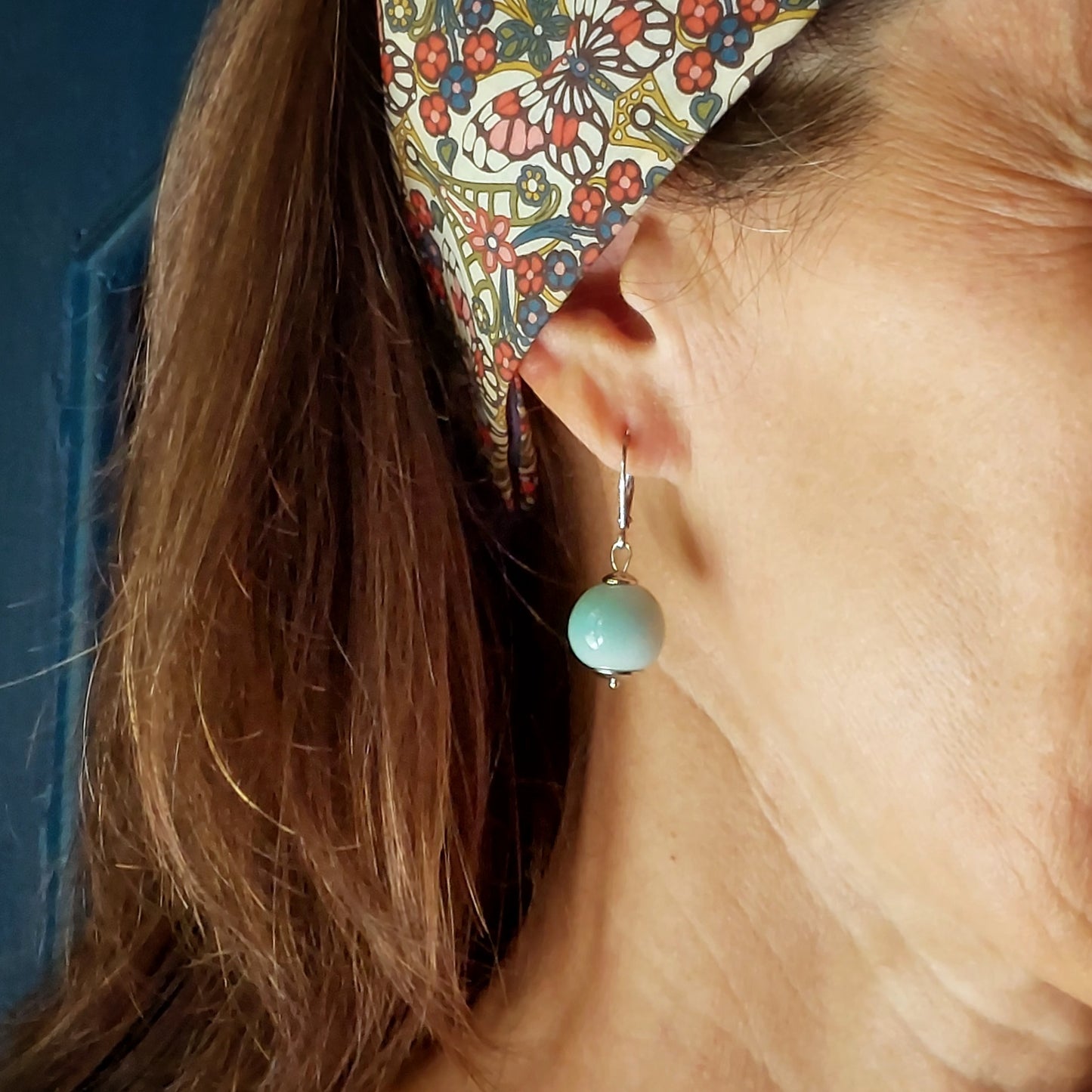 Orecchini pendenti Giro Tondi in ceramica celeste, in sette varianti colori.