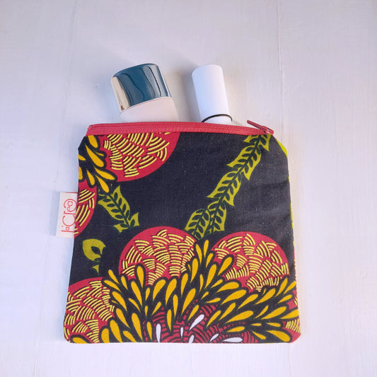 Pochette in cotone con decorazione floreale nero, verde, rosso e giallo, foderata.