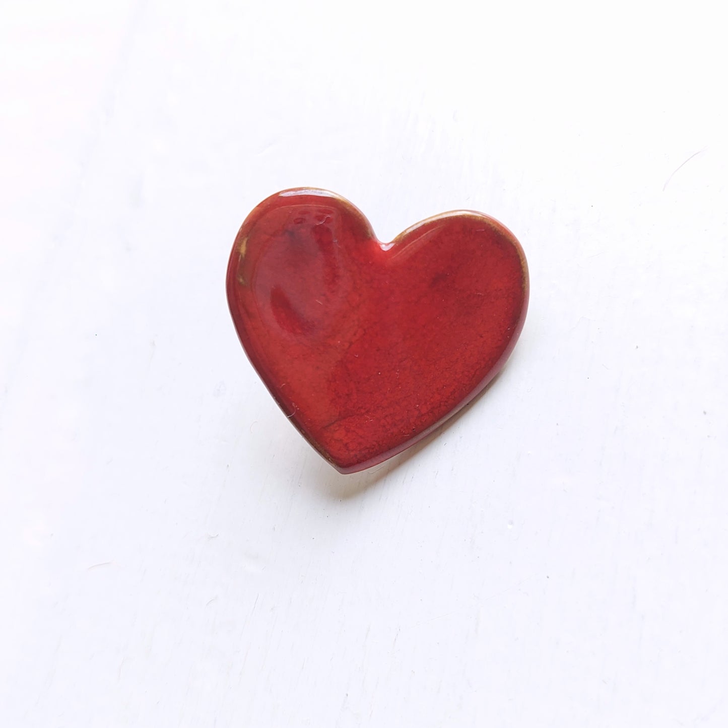 Spilla a cuore rossa in ceramica