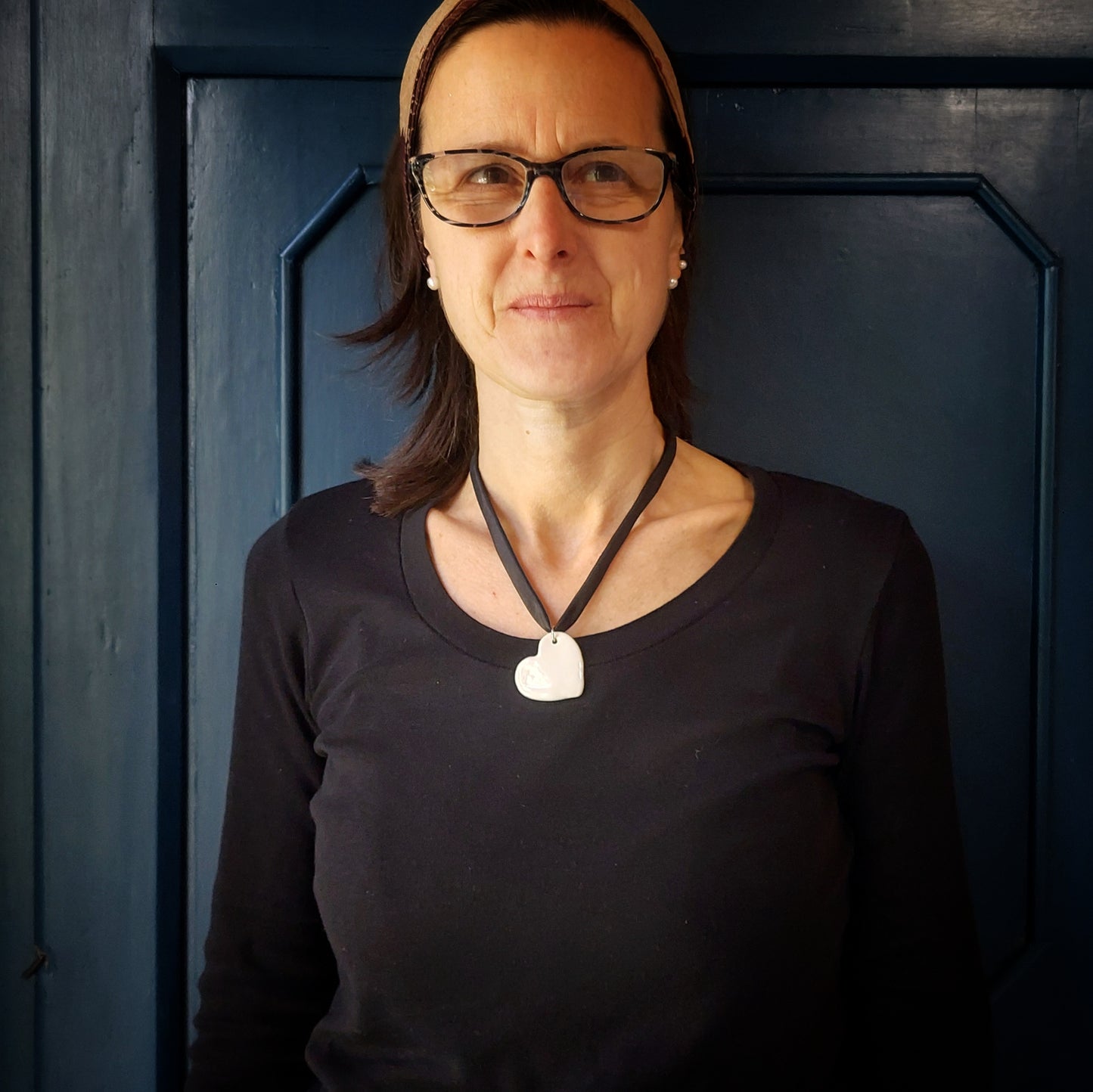 Collana con cuore in ceramica  bianca e laccio nero.