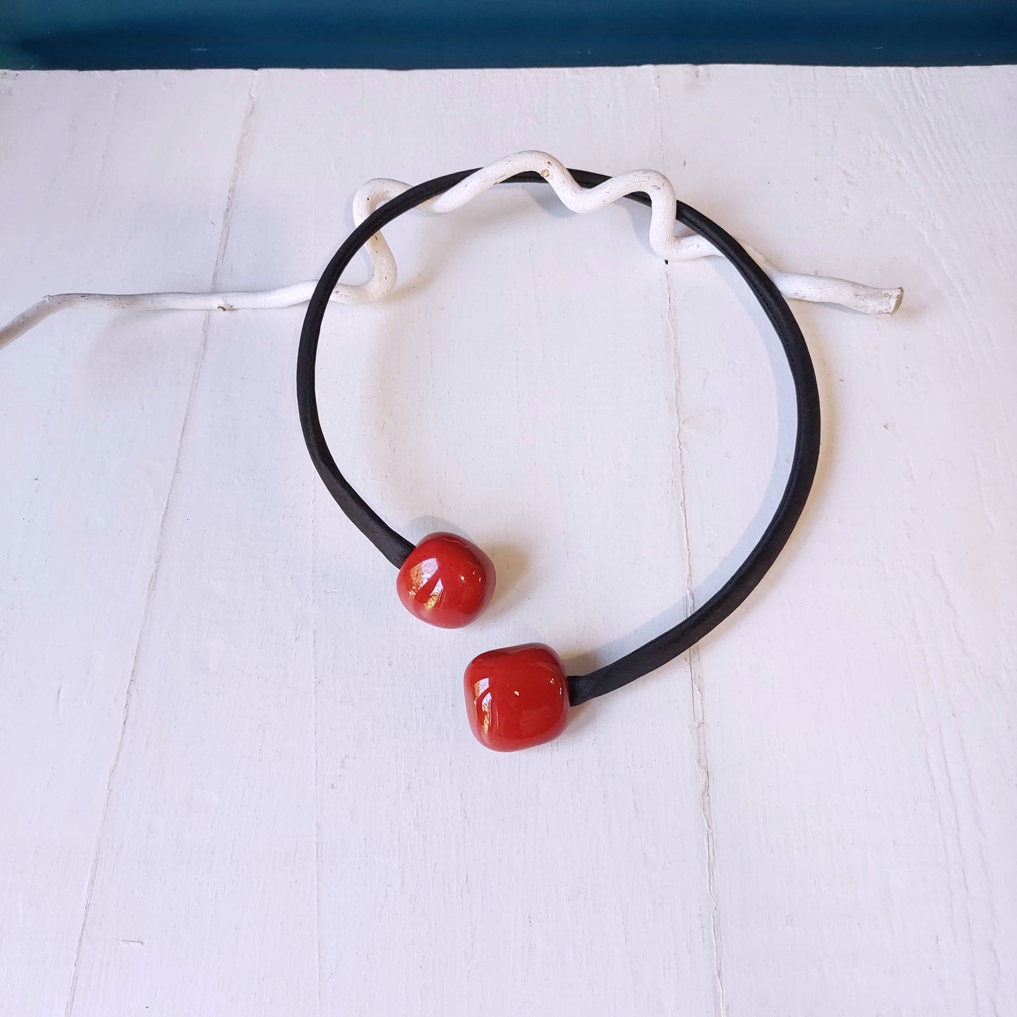 Collana girocollo rigido da donna con perle rosse in ceramica e tessuto