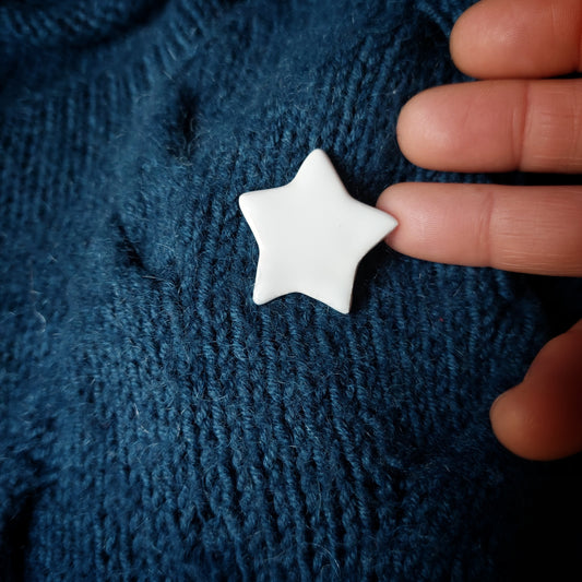 Spilla stella bianca in ceramica.
