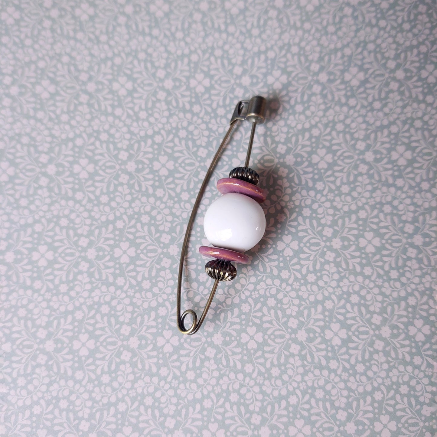 Spilla Madame rossa e azzurra in ceramica, cinque varianti colore.