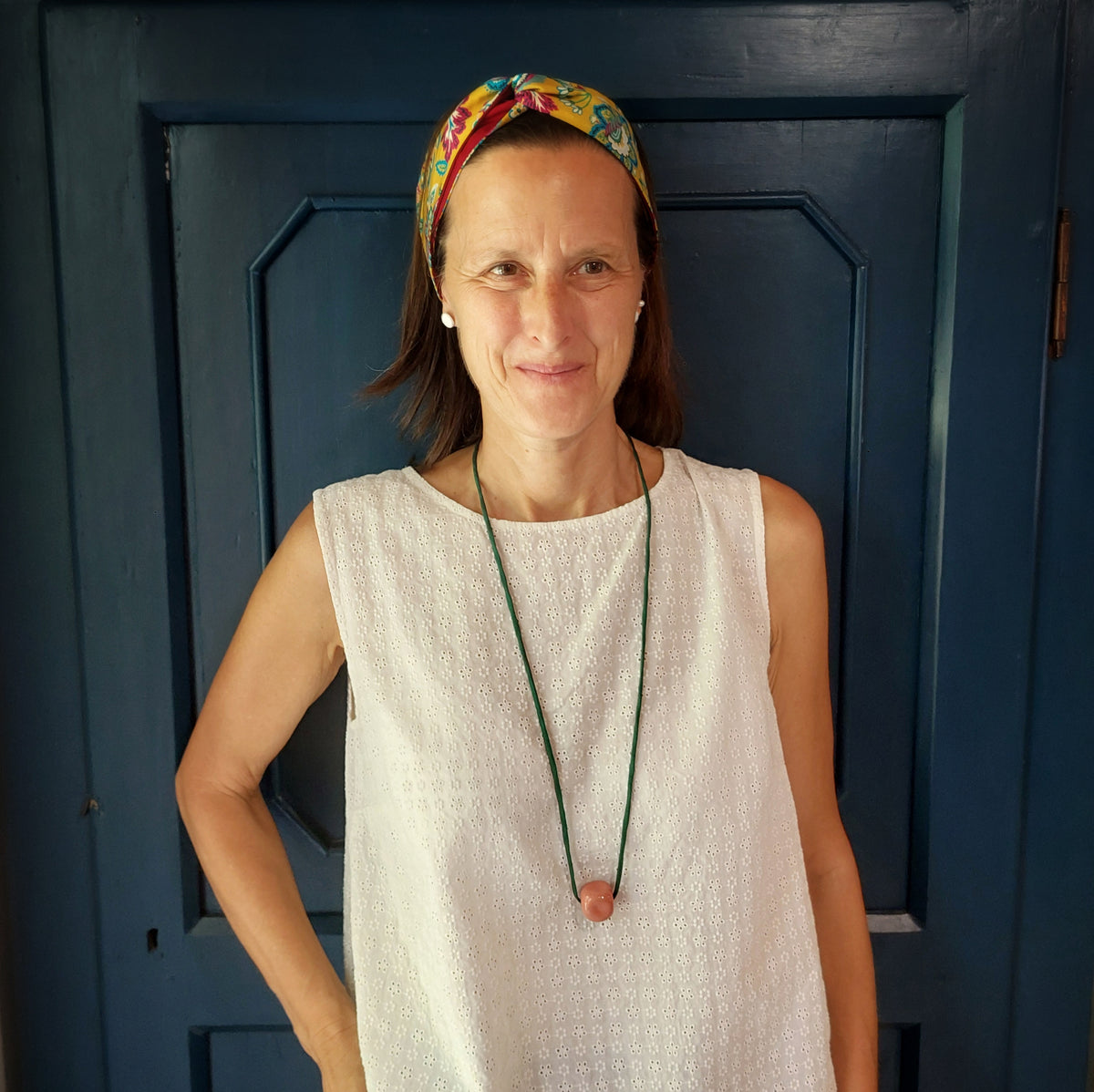 Collana con perla in ceramica rosa e laccio in seta verde .