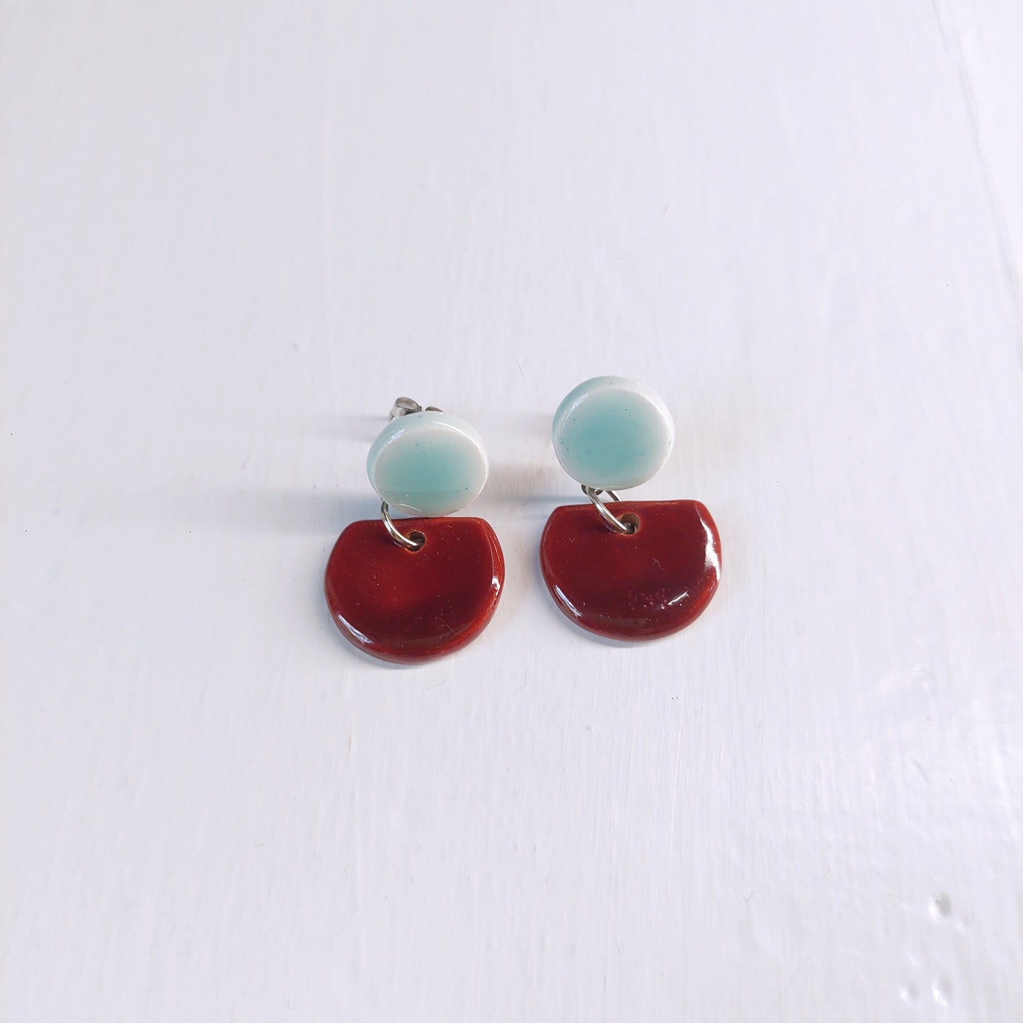 Orecchini Mezza Luna piccoli in ceramica bordeaux e celeste