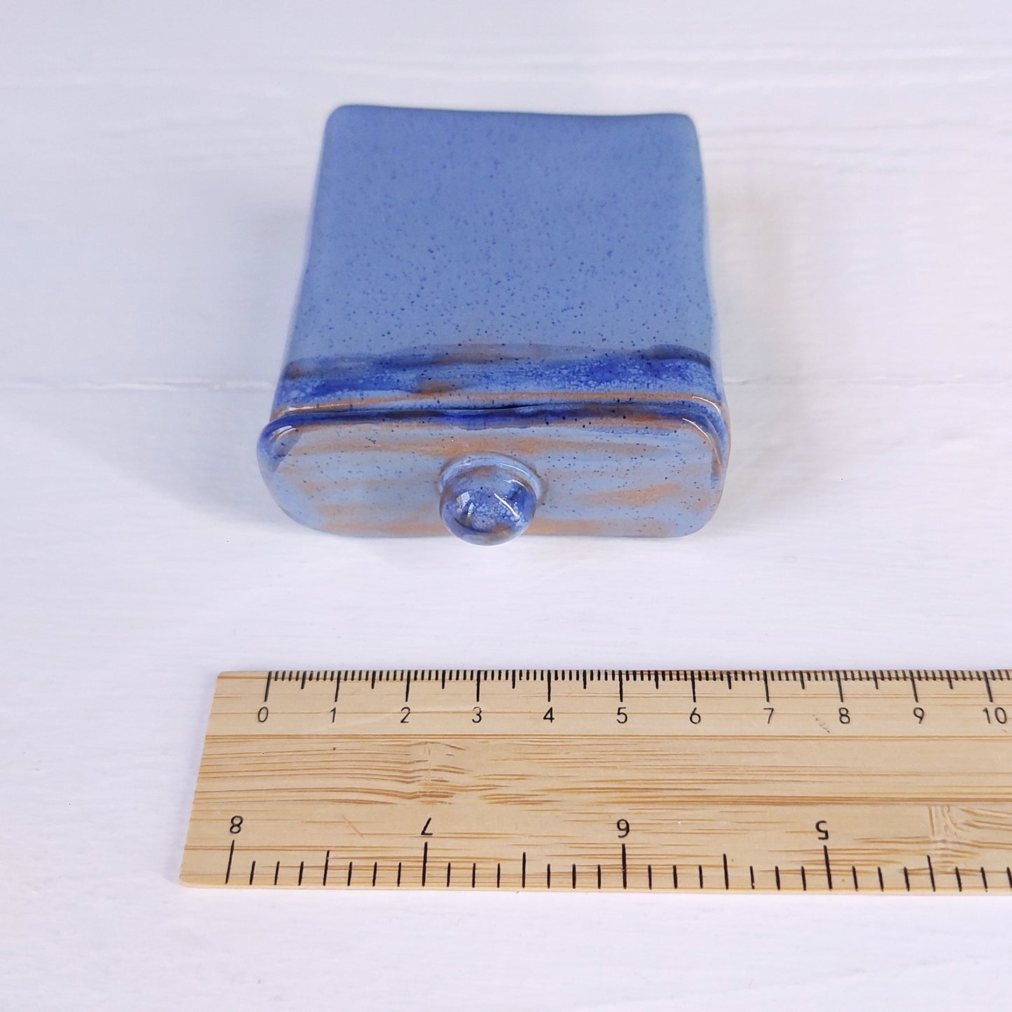 "Il sogno nel cassetto" in ceramica azzurra e blu, con piccolo biglietto in carta. Formato grande.