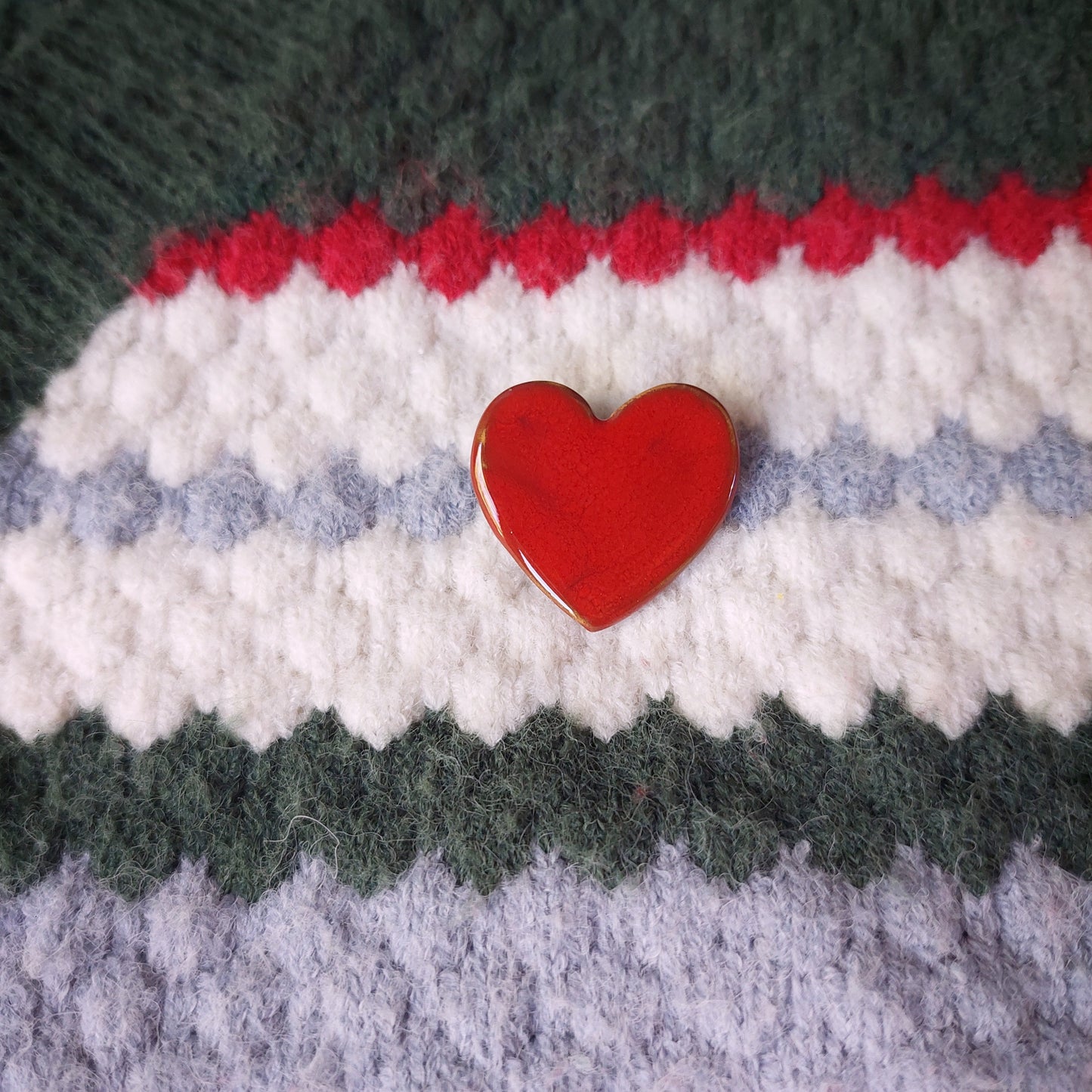 Spilla a cuore rossa in ceramica