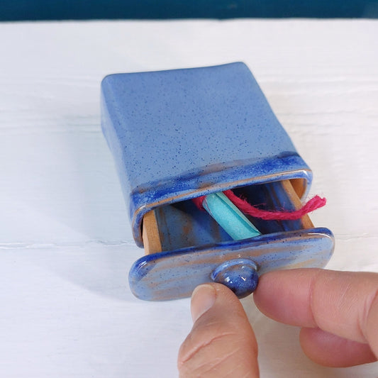 "Il sogno nel cassetto" in ceramica azzurra e blu, con piccolo biglietto in carta. Formato grande.