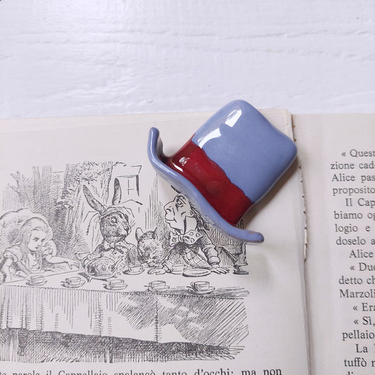 Spilla Cappellaio Matto azzurra e rossa in ceramica