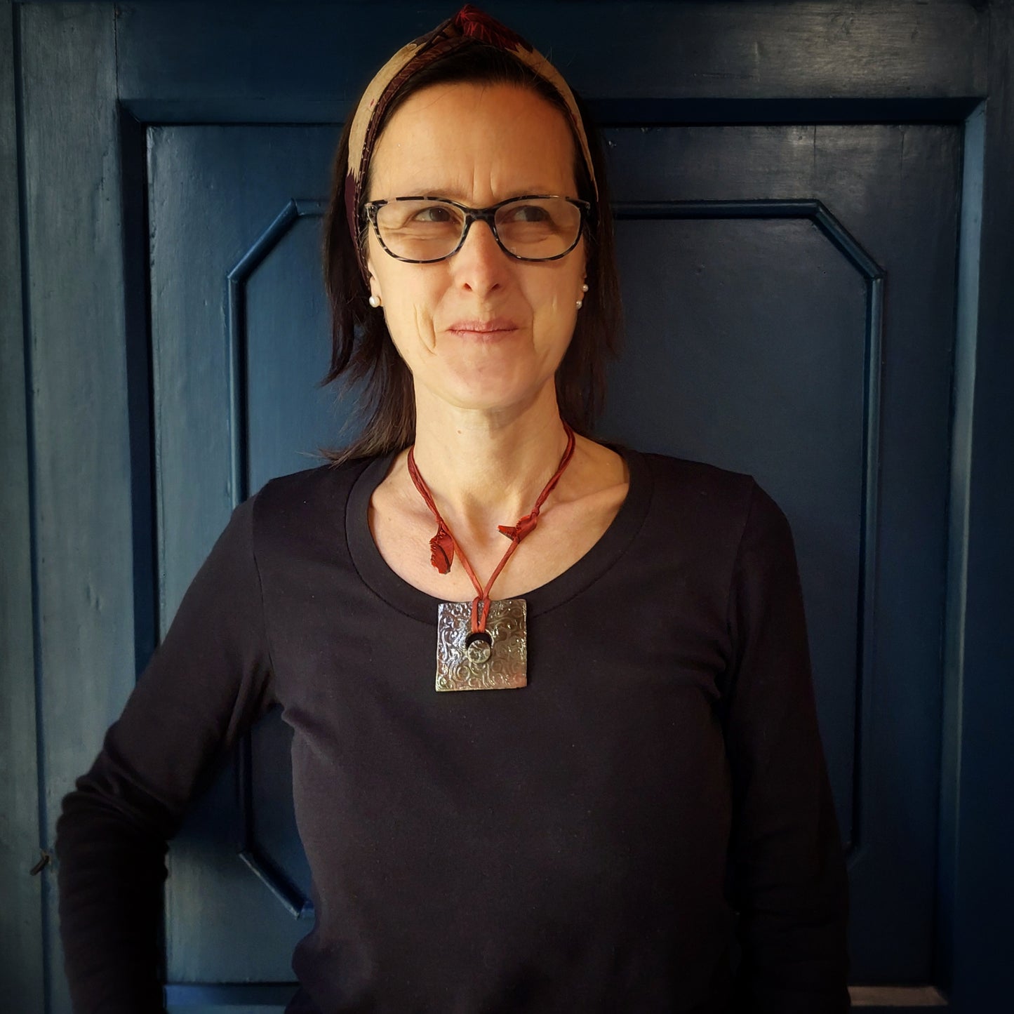 Collana con ciondolo quadrato in ceramica Raku color rame e laccio in seta bordeaux.