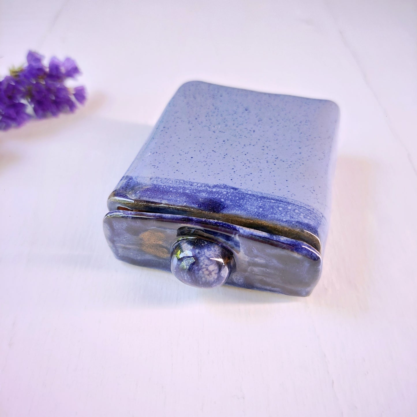 "Il Sogno nel cassetto" ceramica celeste e blu, con foglio arrotolato in carta, formato medio.
