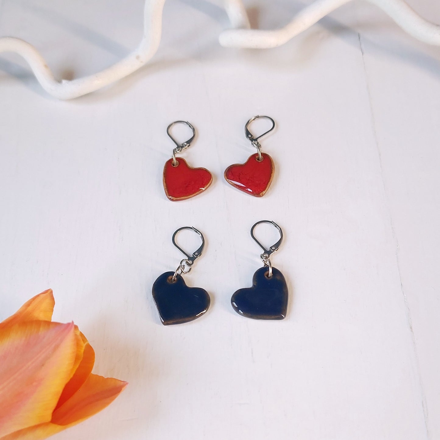 Orecchini Cuore pendente in ceramica rossa collezione "A metterci il cuore".