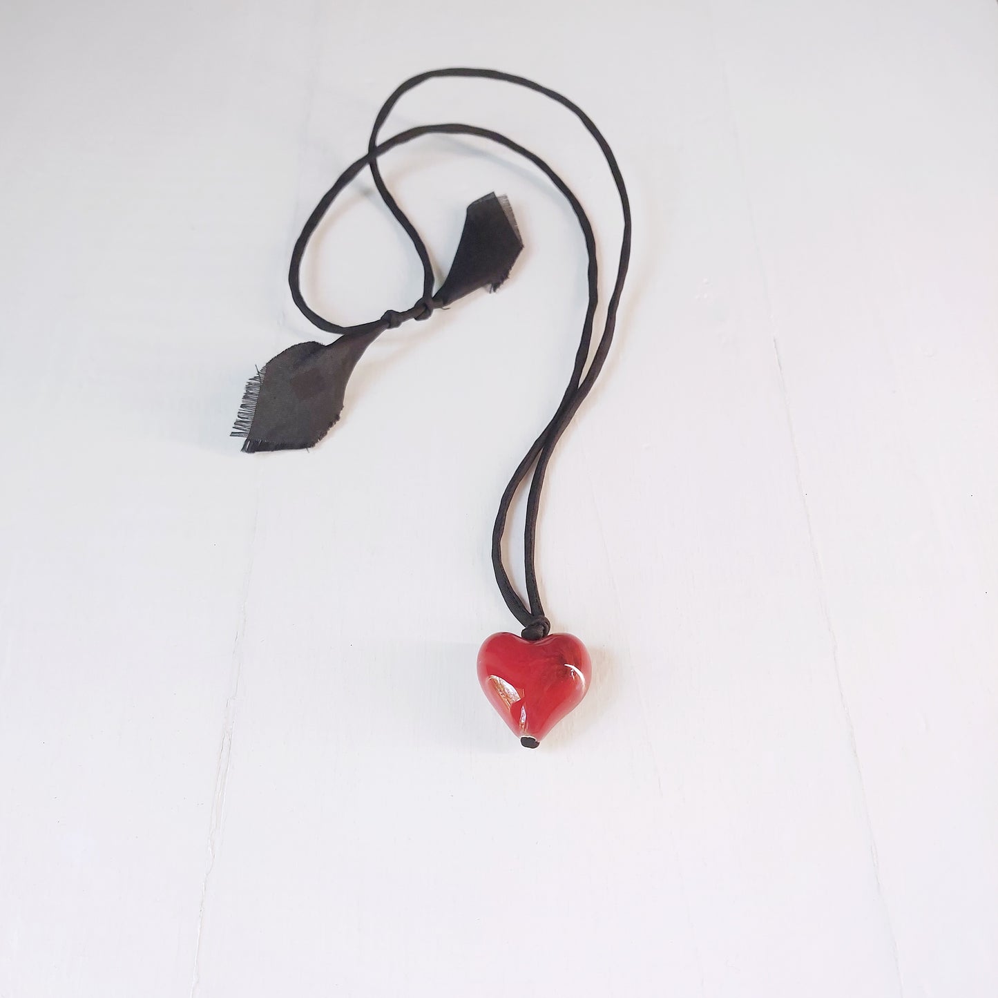 Collana "A metterci il cuore" con cuore in ceramica rossa e laccio in seta nera.