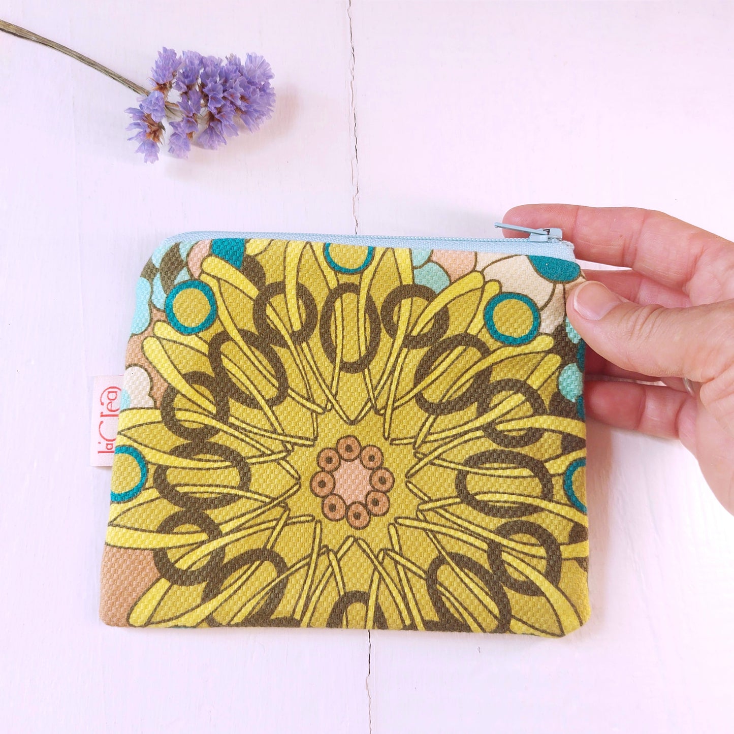 Pochette in cotone con decorazione floreale geometrica con colori pastello e foderata.
