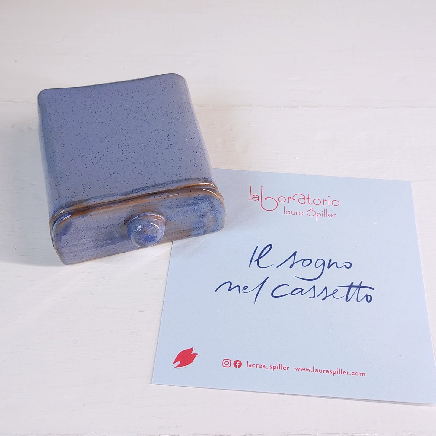 Sogno nel cassetto in ceramica azzurra e blu, con foglio in ceramica. Misura medio.
