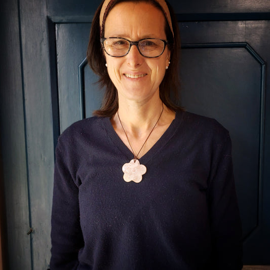 Collana con fiore in ceramica  bianca e laccio marrone.