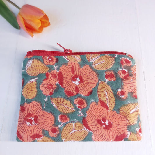 Pochette in cotone verde e rossa con decorazione floreale, foderata.