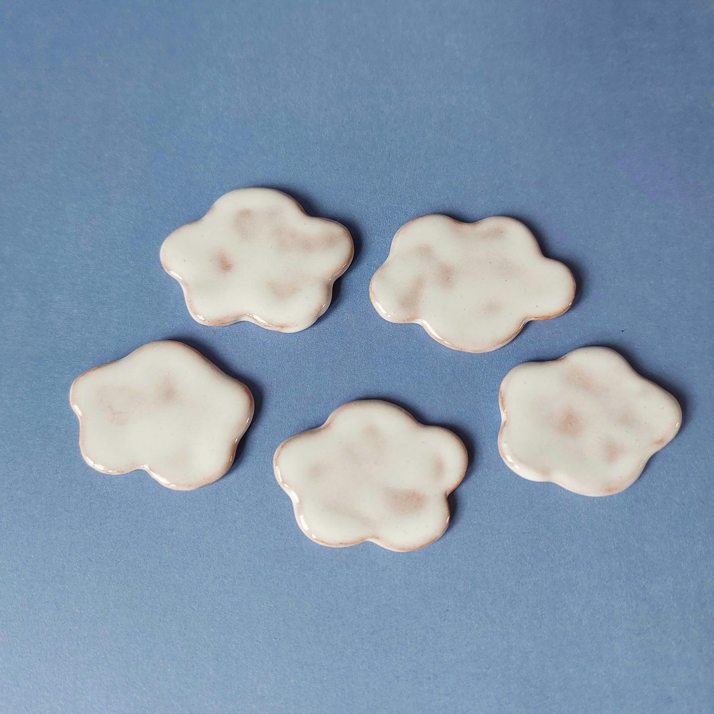 Nuvolette per "Il sogno nel cassetto" in ceramica bianca.