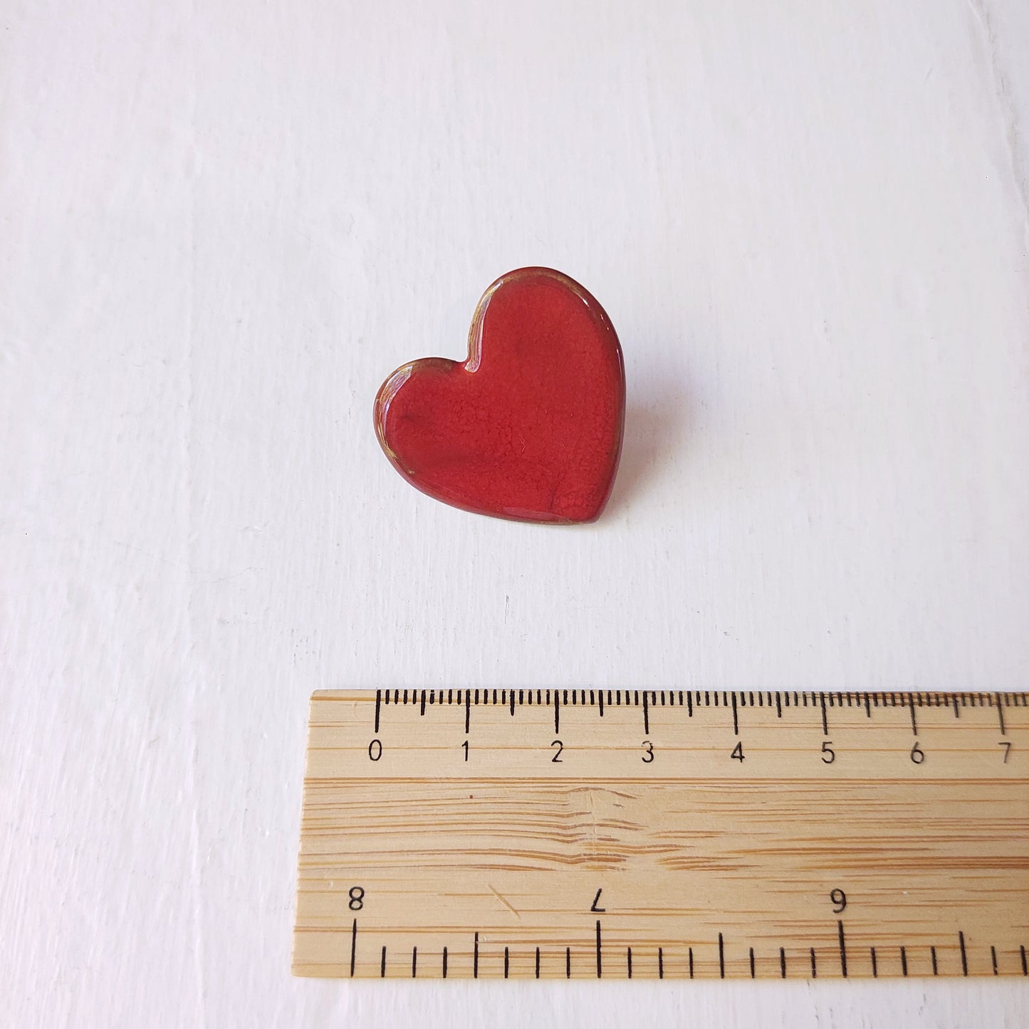 Spilla a cuore rossa in ceramica