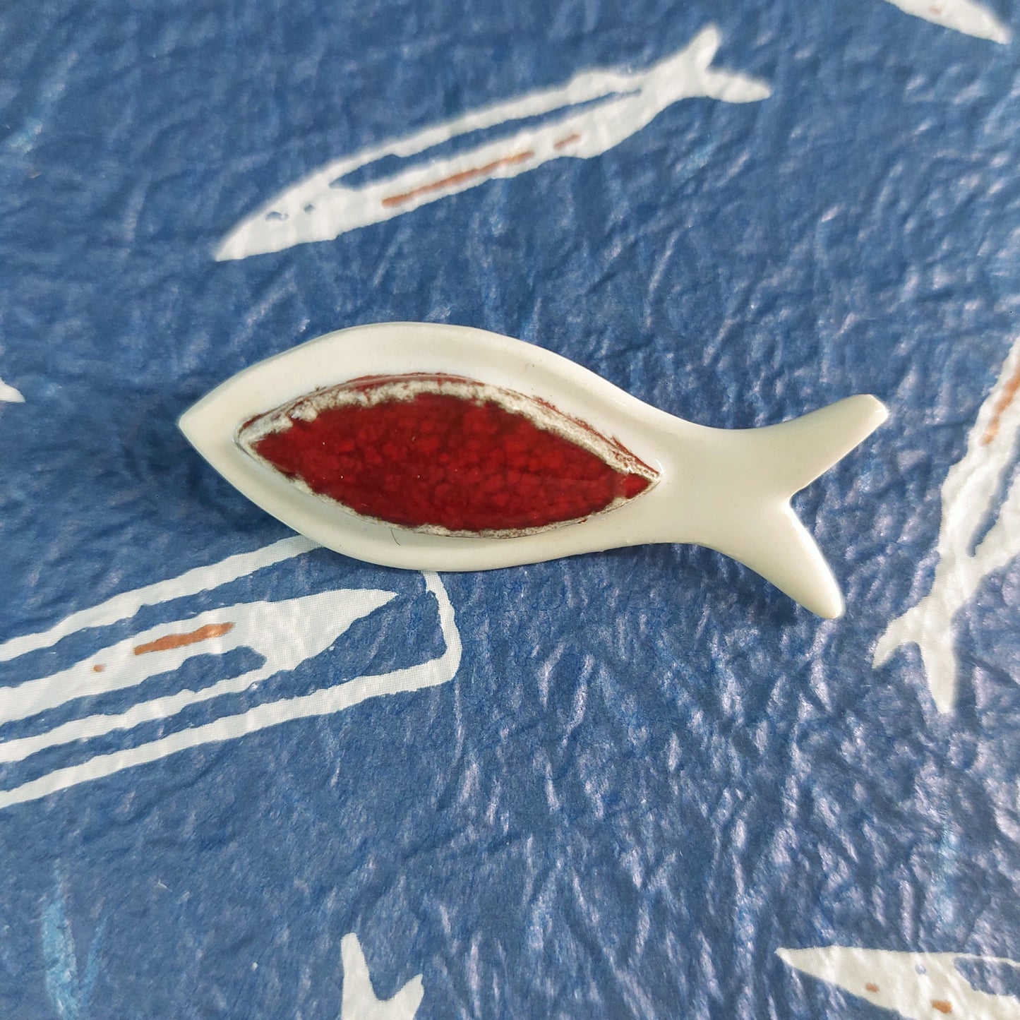 Spilla Pesciolino in ceramica bianco e azzurra in 3 varianti colore