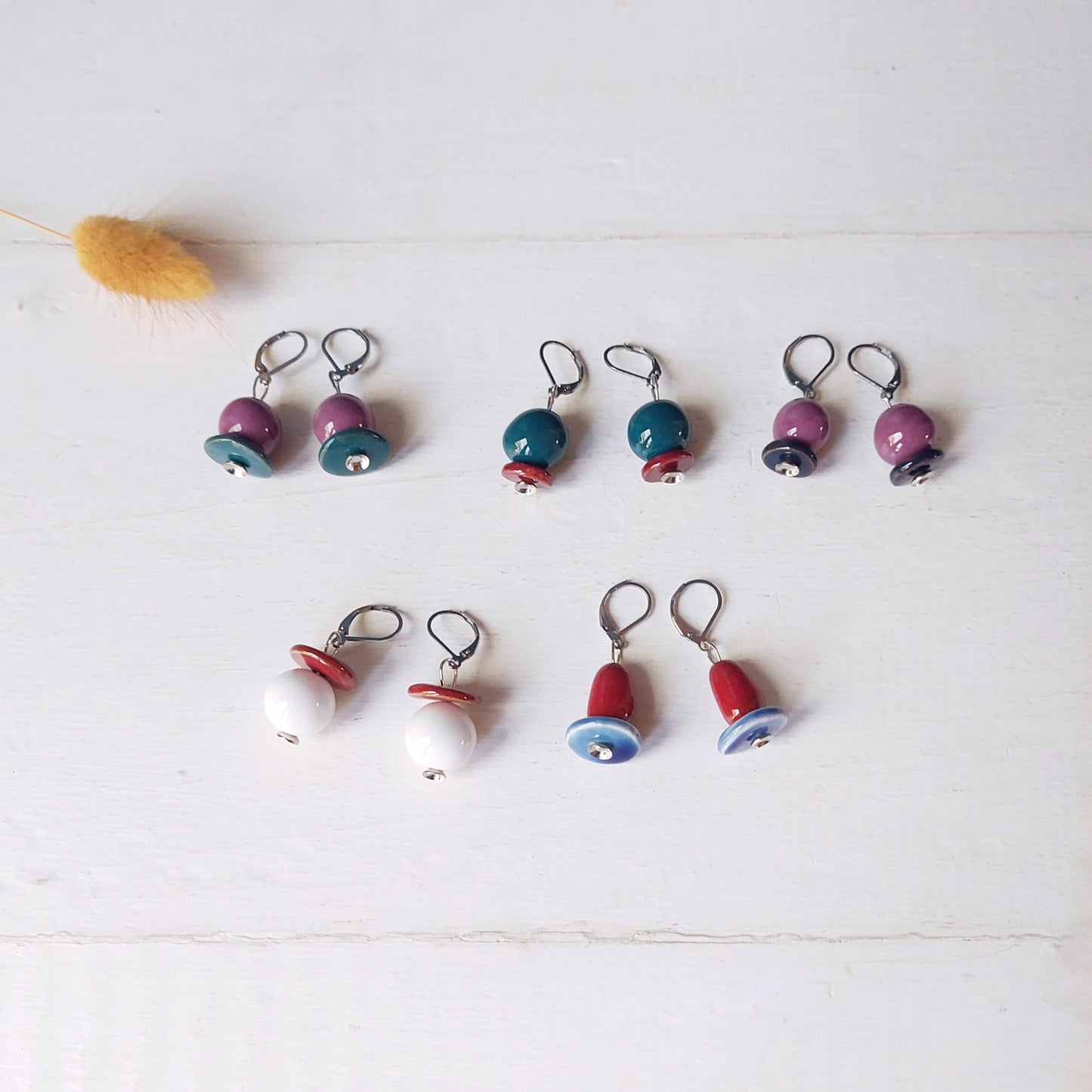 Orecchini Madame pendenti in ceramica bianca e rossa, in cinque varianti colori.