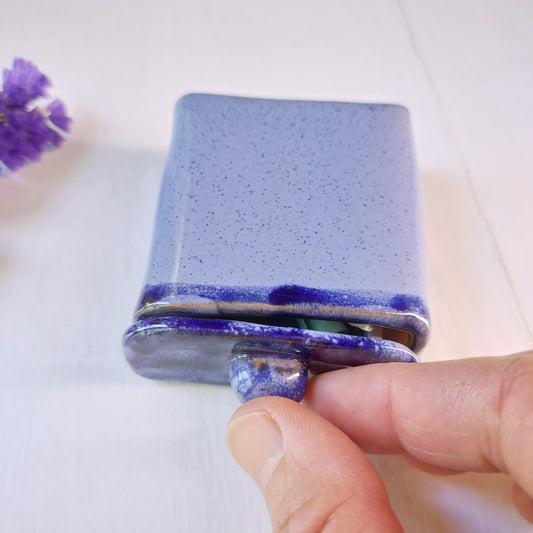 "Il Sogno nel cassetto" ceramica azzurra e blu, con foglio arrotolato in carta, formato medio.