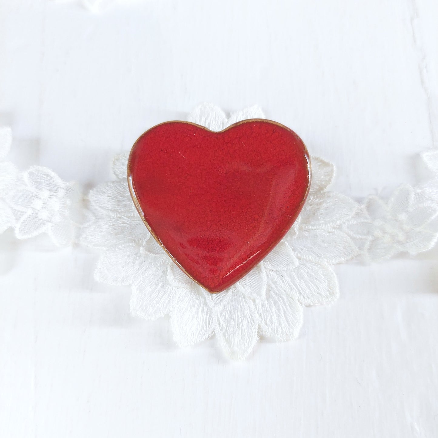 Spilla cuore media, in ceramica rossa con retro in metallo.