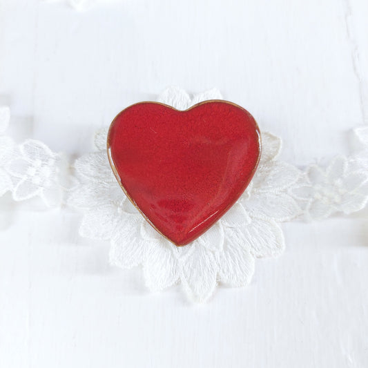 Spilla cuore media, in ceramica rossa con retro in metallo.