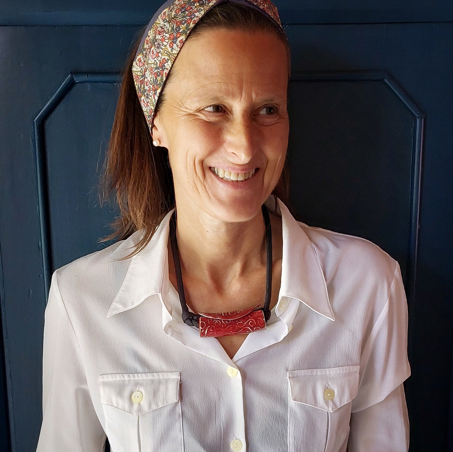 Collana girocollo da donna con perla rossa in ceramica e laccio in seta